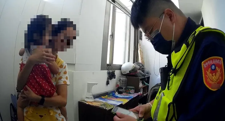婦人緊抱女兒安撫情緒，員警則是回報狀況解除。讀者提供
