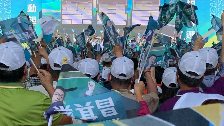 蔡英文變身「蔡教授」，輕鬆分析支持蔡其昌當台中市長的理由，讓現場支持者情緒翻騰不斷揮舞旗幟嗨到最高點。曾雪蒨攝