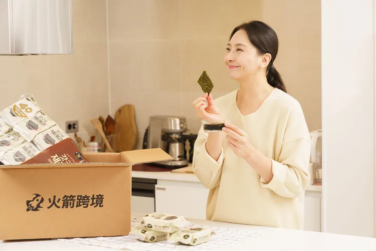 購買火箭跨境商品滿690元可享有免運，未達免運門檻的訂單須支付195元運費。業者提供