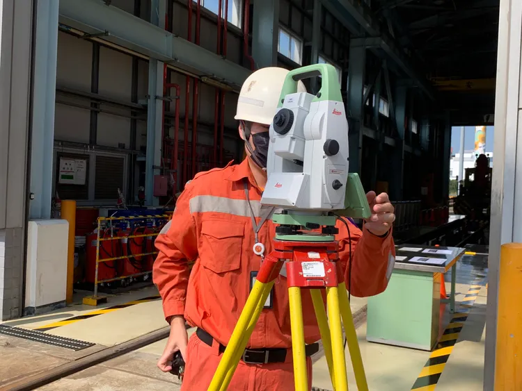 追蹤儀會追蹤隧道雷射掃描儀。胡順惠攝