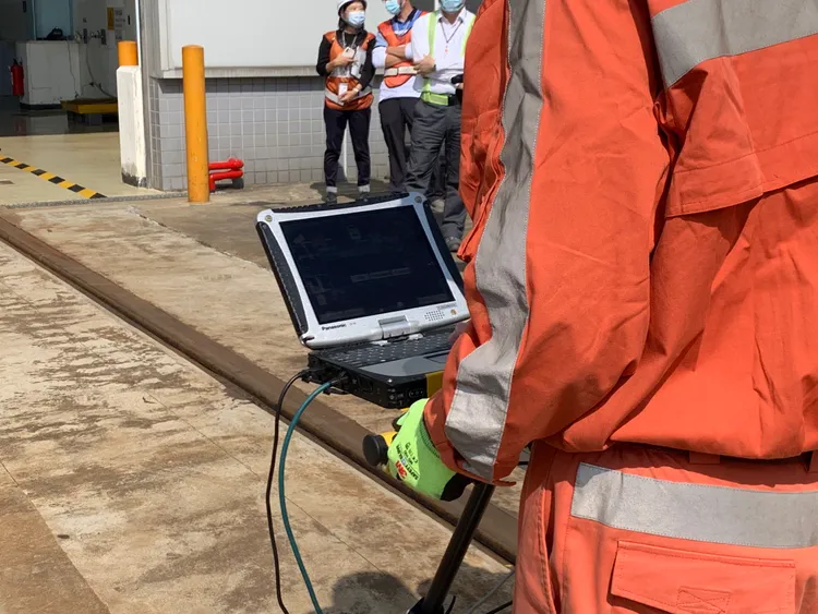 隧道雷射掃描儀配備工業用筆電，讓操控人員掃描過程能檢視。胡順惠攝