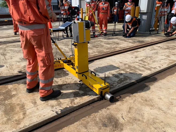 高鐵引進隧道雷射掃描儀。胡順惠攝