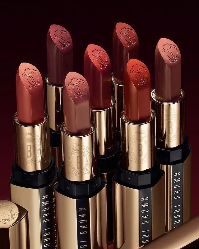 BOBBI BROWN金緻緞光唇膏，各1300元。翻攝bobbibrown IG