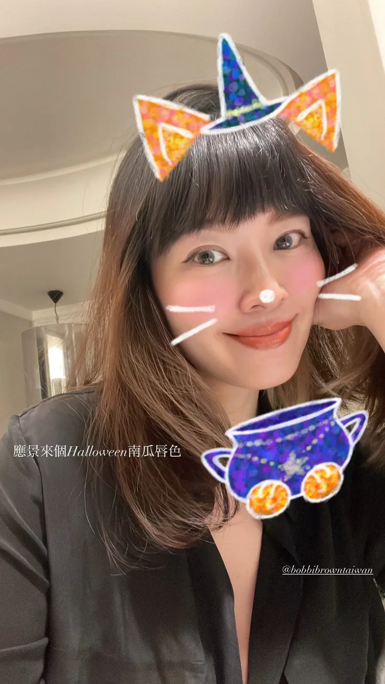 廖曉喬以BOBBI BROWN南瓜色唇膏，搭配萬聖節貼圖俏麗自拍。翻攝bridgette_xoxo IG