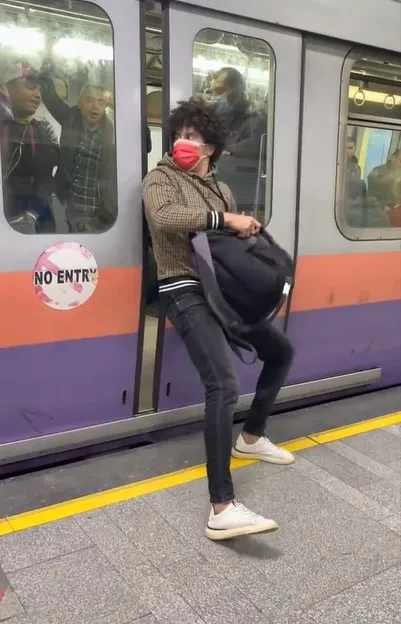帥哥想秀一波結果車門關上了。
