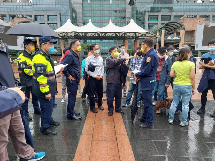 新北觀光、警察與交通等局處，今天一早冒雨會勘歡樂耶誕城場地與疏散動線。觀光局提供