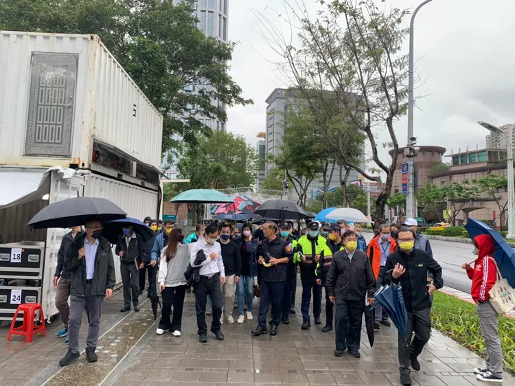 有鑑於韓國梨泰院踩踏事故，新北歡樂耶誕城維安作業更加謹慎，各單位嚴陣以待。警察局提供