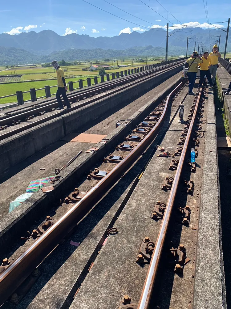台鐵4名工人今天（3日）上午施工時不慎遭鋼軌彈傷送醫。警方提供