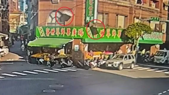 兩大片磁磚(紅圈處)從天而降。永和警分局提供