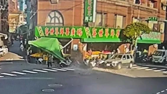 行人嚇的抱頭逃離。永和警分局提供