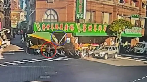 新北大樓外牆磁磚11樓高掉落 驚險畫面曝光!行人路過差1公尺險被砸