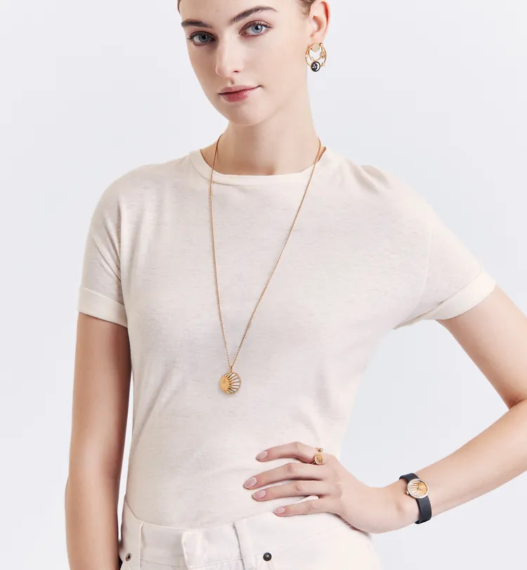 以微笑太陽和沉睡月亮圖案呈現的Rose Céleste長項鍊，亦是本次推出的新品之一。品牌提供