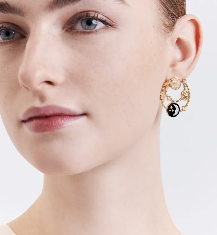 Rose Céleste 18K金彩寶鑽石雙圈耳環，65萬元。品牌提供