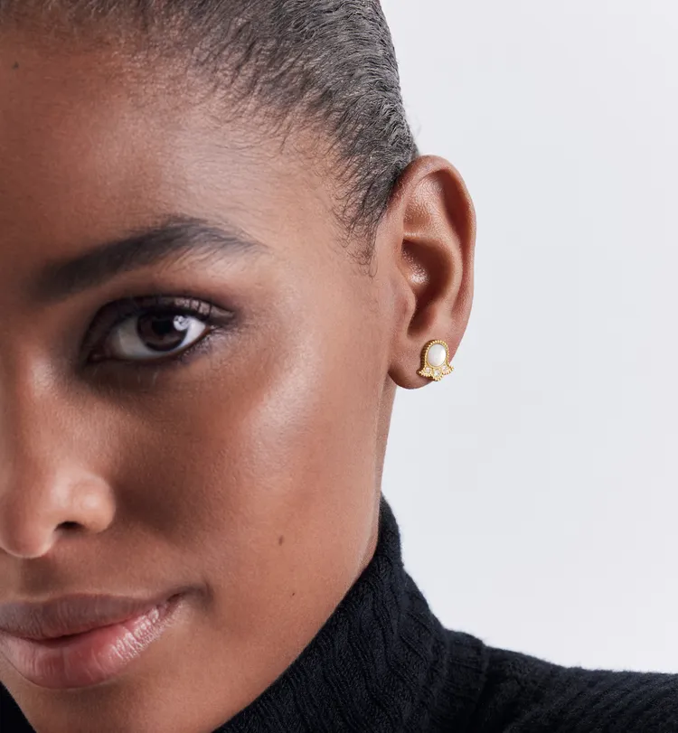 Rose des Vents 18K金鑽石珍珠母貝鈴蘭花單邊耳環，6萬9000元。品牌提供