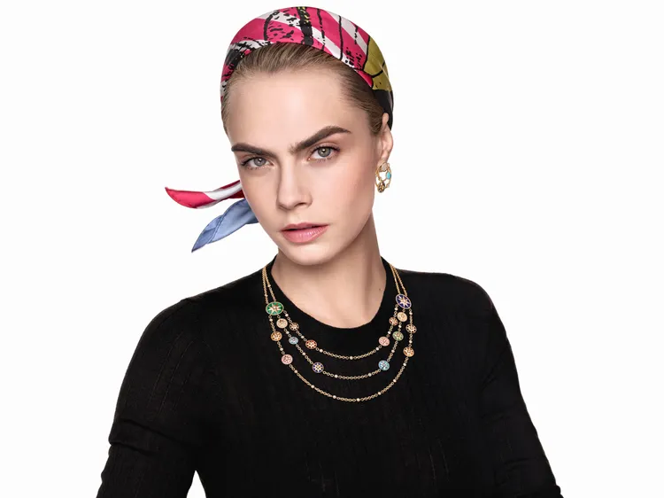 Rose des Vents珠寶系列標誌性的羅盤玫瑰八芒星造型圓章，今年翻玩出更為多彩且具有層次的律動。品牌提供