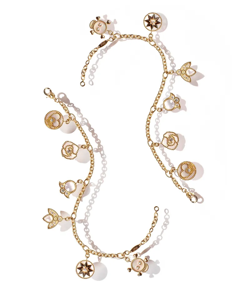 Rose des Vents 18K金鑽石珍珠母貝圓章手鍊，每只36萬元。品牌提供