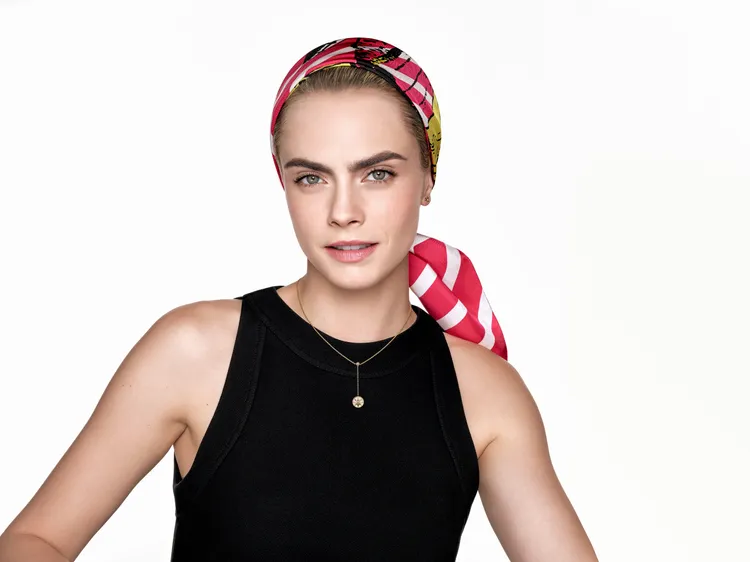 超模卡拉眉宇間的可愛表情，為Rose des Vents系列全新廣告注入一絲活潑氣息。品牌提供