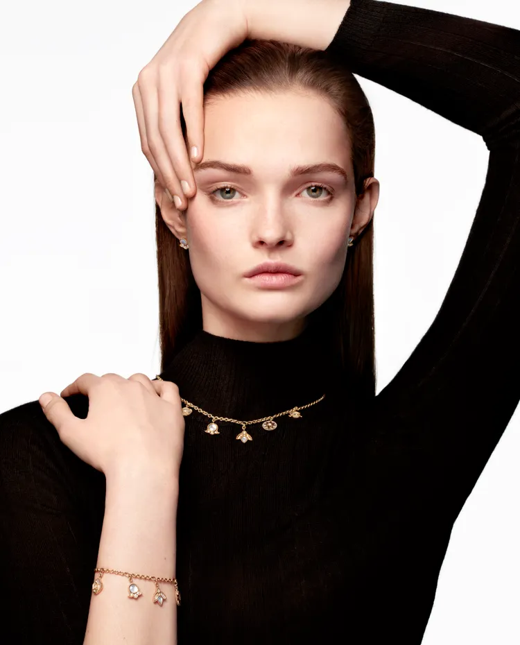 系列中引入以珍珠母貝打造的玫瑰、蜜蜂與鈴蘭等墜飾，向DIOR創辦人迪奧先生珍視的幸運標誌致敬。品牌提供