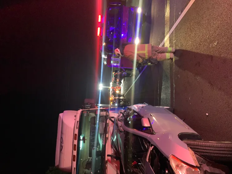 車禍現場除翻覆車輛，其餘車輛都已停在路肩。翻攝畫面