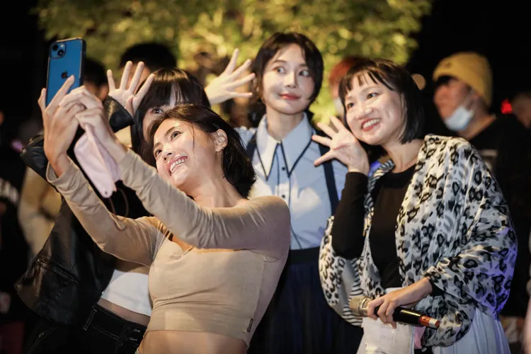 里唯(拍照者)成為選戰焦點。取自徐定禎臉書