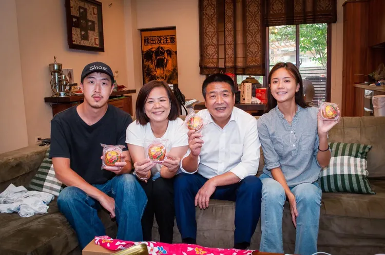 徐定禎公布一家人中秋節合影照片，女兒里唯長相超正，網友狂喊徐定禎國民岳父。取自徐定禎臉書