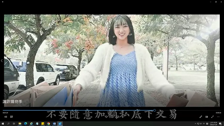 黃靖雅在微電影中宣導防詐要領。台中市警四分局提供