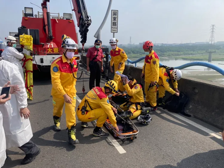 搜救人員接觸患者時，已無生命徵象，但仍送屏東醫院搶救。讀者提供