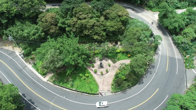 拓寬前車道狹窄且髮夾彎會車不易。新北市政府提供