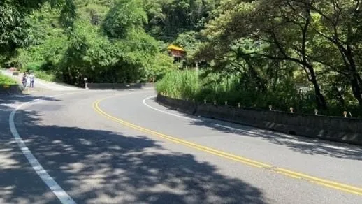 泰山區黎明二號橋改善前車道狹窄。新北市政府提供