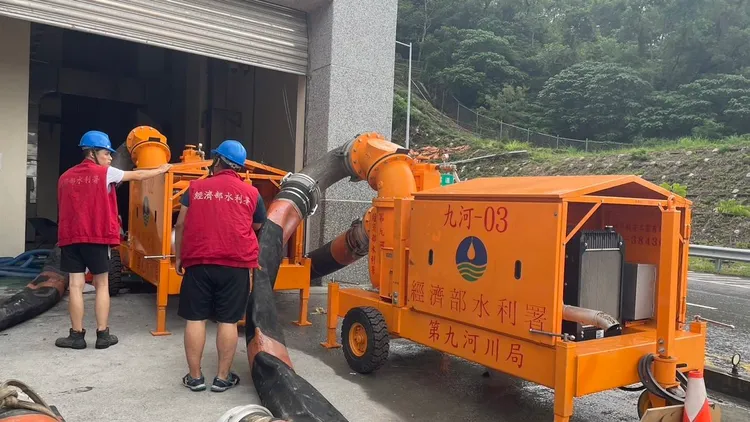 工程處緊急協調水利署第九河川局調派二部大型抽水機具救急。公路總局第四區處養護工程處提供