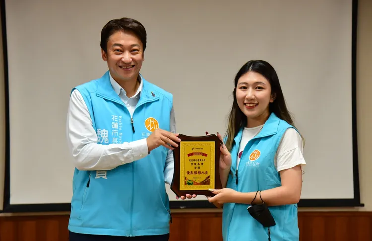 花蓮市長魏嘉賢代經濟部頒狀表揚。市公所提供