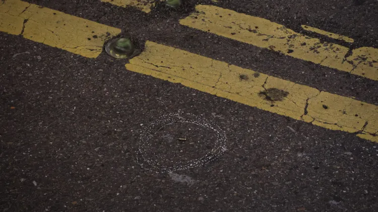 警方朝黑衣人開槍，留下彈殼。陸運鋒攝