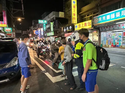 桃園老翁離家外出迷途 暖心國中生施援警助送返家