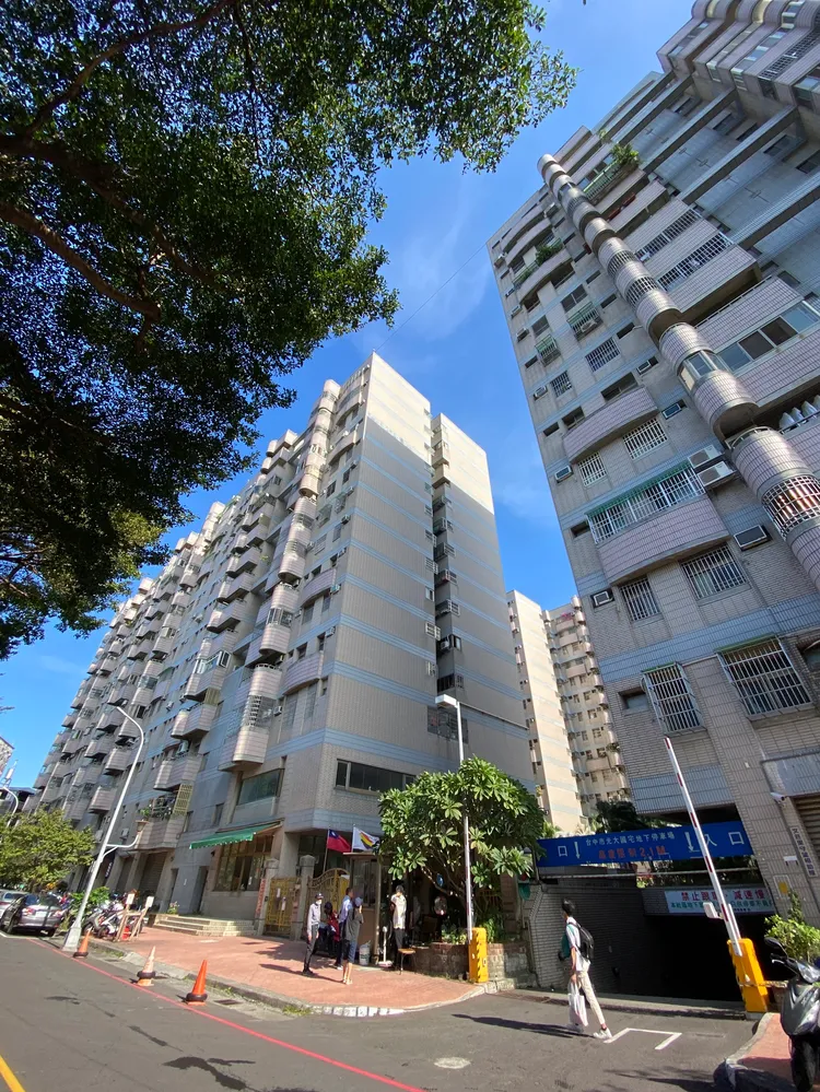 發生婦人墜樓案的台中市北區社區大樓。張喆喜攝