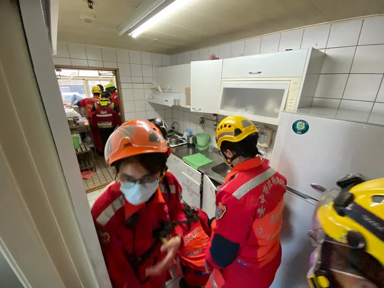 救護人員破門進入屋內救援。張喆喜攝