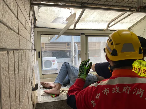 壹蘋直擊|碰!15樓摔到13樓 婦卡遮雨棚還有呼吸嚇壞住戶
