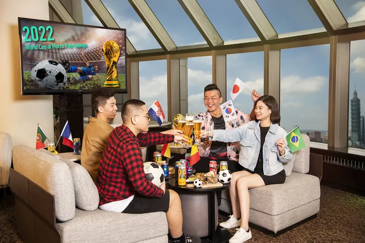 台北遠東針對世足推出涮嘴的雞翅料理，精釀啤酒買三送一，猜冠軍還能抽套房大獎。業者提供