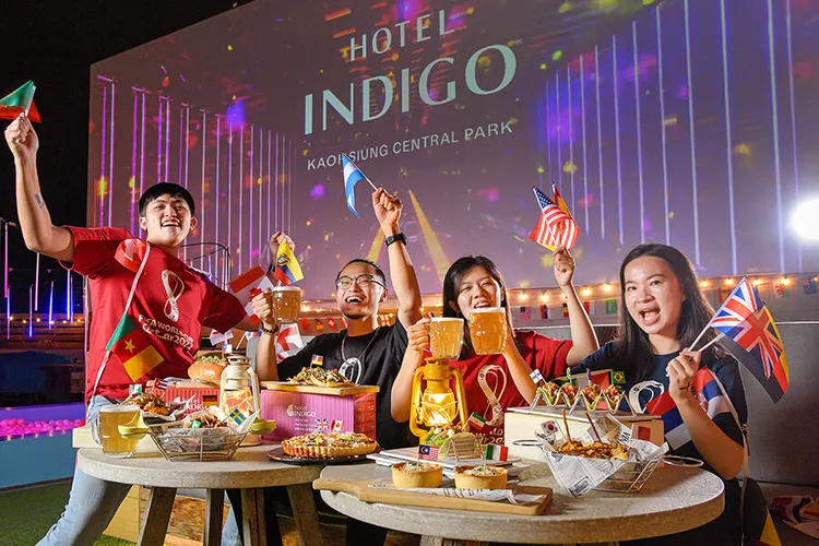 高雄英迪格頂樓酒吧Pier No.1舉辦「高空足球趴趴趴」，戶外大銀幕轉播賽事結合DJ電音派對，還加柏克金無限暢飲。業者提供