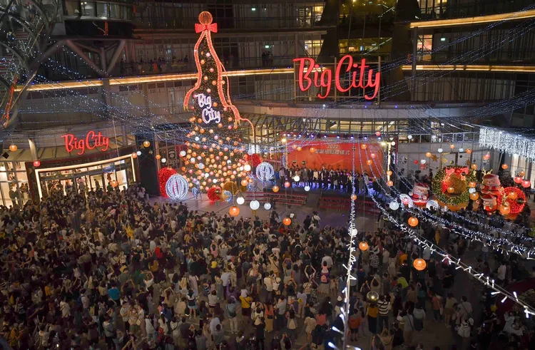 滿滿人潮齊聚巨城購物中心，一起用愛點亮全台最美聖誕樹。巨城購物中心提供