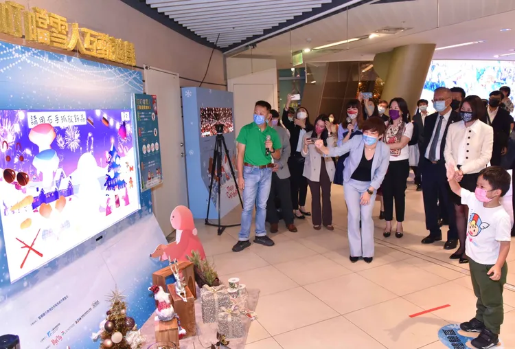 工研院與巨城共同推出全台首創的「次世代顯示聖誕廊道體驗區」。巨城購物中心提供