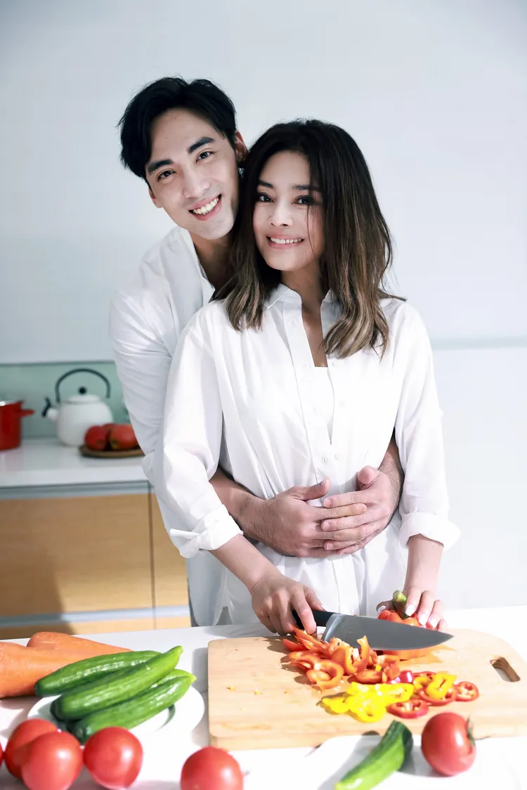 Rita（前）和《難過情關》MV男主角有許多互動戲碼。艾迪昇傳播提供