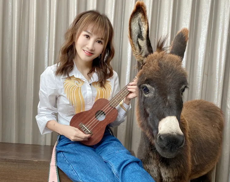 王宥忻對家中的迷你驢彈琴。固力狗娛樂提供