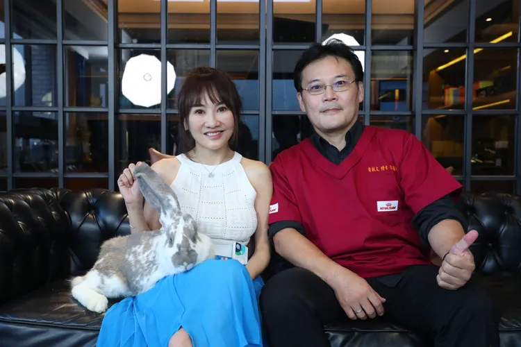 獸醫院長李啟文（右）到府服務為王宥忻家中的萌獸們健檢。鄭孟晃攝