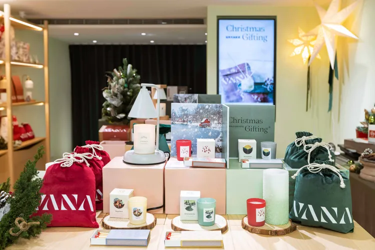 入口的中島櫃和產品展示架，都以溫暖的實木打造。品牌提供