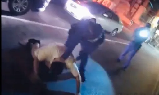 男開車撞警還持刀追砍 遭開14槍制伏!驚險對峙影片