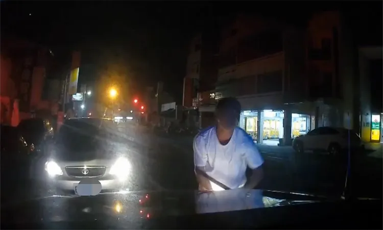 嫌犯亮刀追砍員警。讀者提供