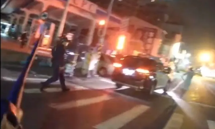 員警拉開距離，警匪對峙。讀者提供