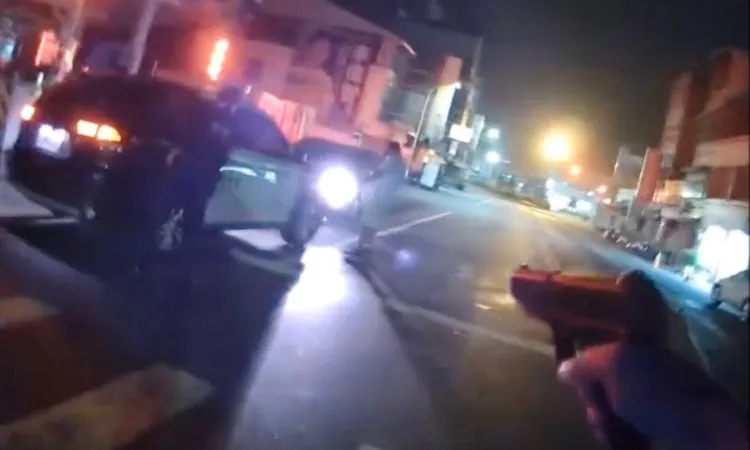 員警拔槍警戒。讀者提供