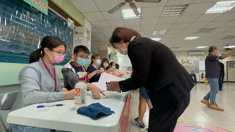 林姿妙領取選票。林泊志攝