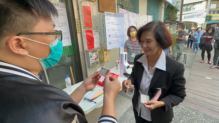 林姿妙排隊進入投開票所，選務人員進行身份查驗。林泊志攝